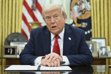 Follia Trump, il tycoon posta sui social il video dell’attacco contro gli Houthi e poi ironizza: “Oops..”