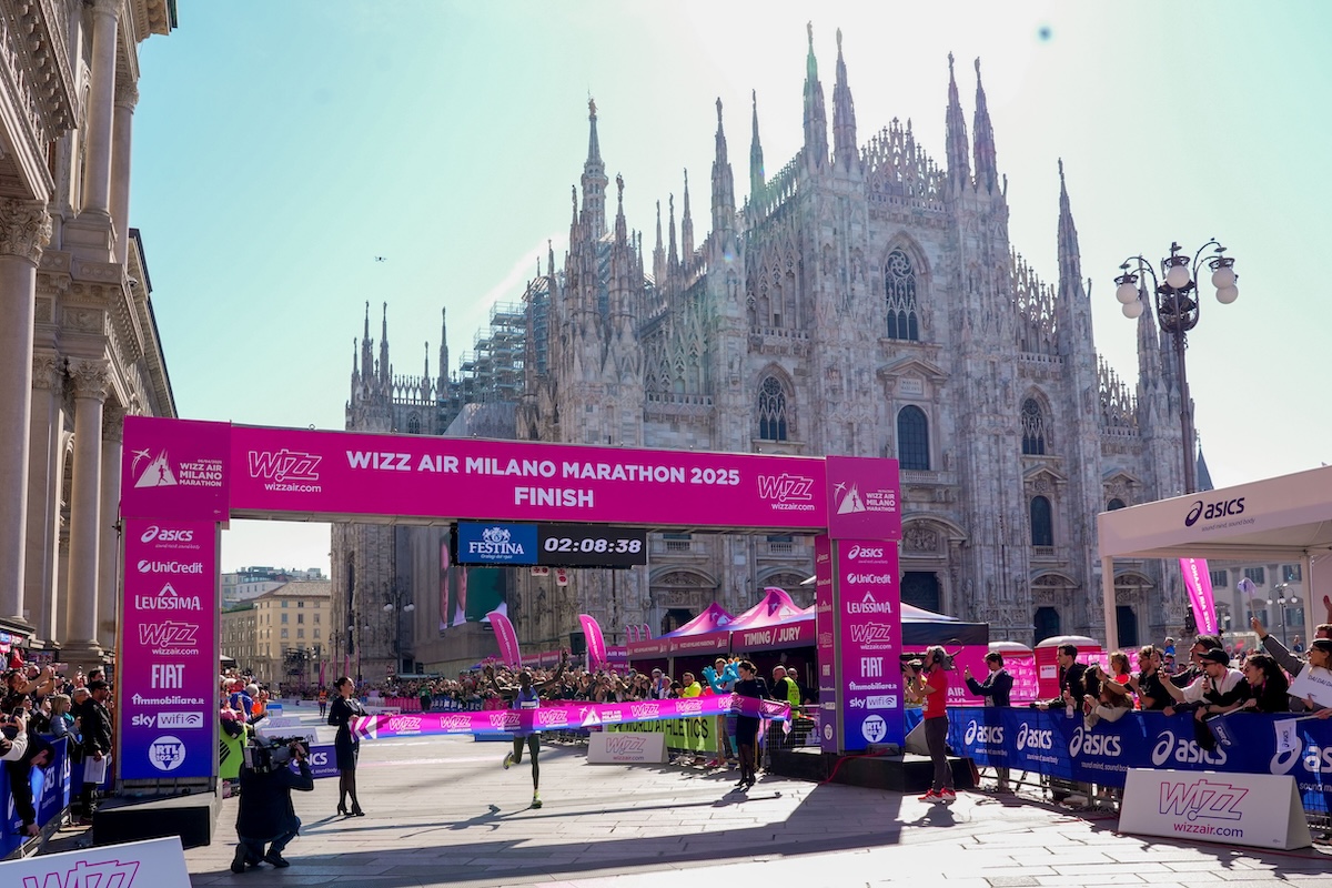 Fiat Grande Panda corre verso la felicità alla Wizz Air Milano Marathon 2025 Fiat Grande Panda corre verso la felicità alla Wizz Air Milano Marathon 2025