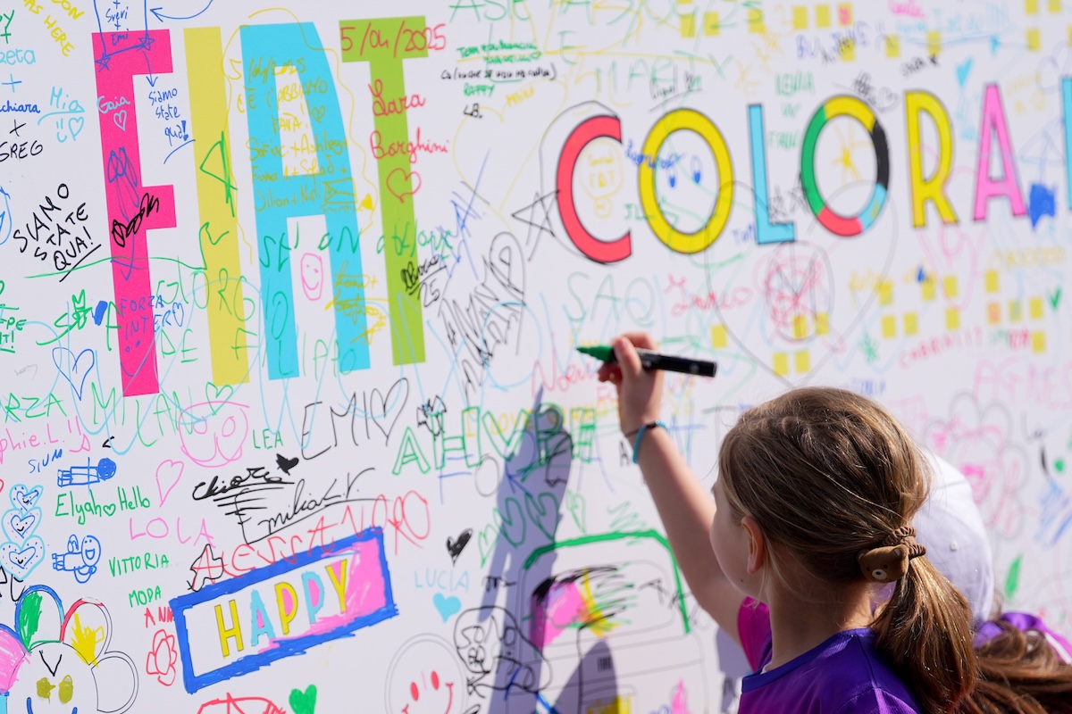 Fiat Grande Panda corre verso la felicità alla Wizz Air Milano Marathon 2025 Fiat Grande Panda corre verso la felicità alla Wizz Air Milano Marathon 2025