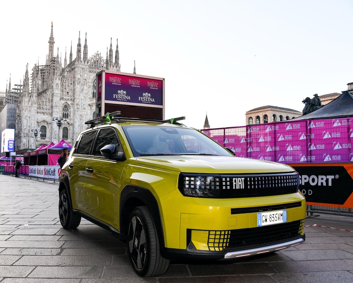 Fiat Grande Panda corre verso la felicità alla Wizz Air Milano Marathon 2025 Fiat Grande Panda corre verso la felicità alla Wizz Air Milano Marathon 2025