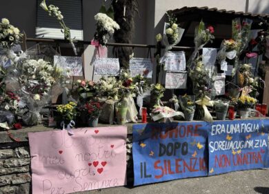 Funerali Ilaria Sula a Terni: il sindaco Bandecchi grida: “Ergastolo”. La folla lo segue a gran voce