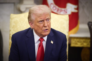 Dazi, stop di 90 giorni. Ma la Casa Bianca smentisce: “Fake news”. Altalena a Wall Street