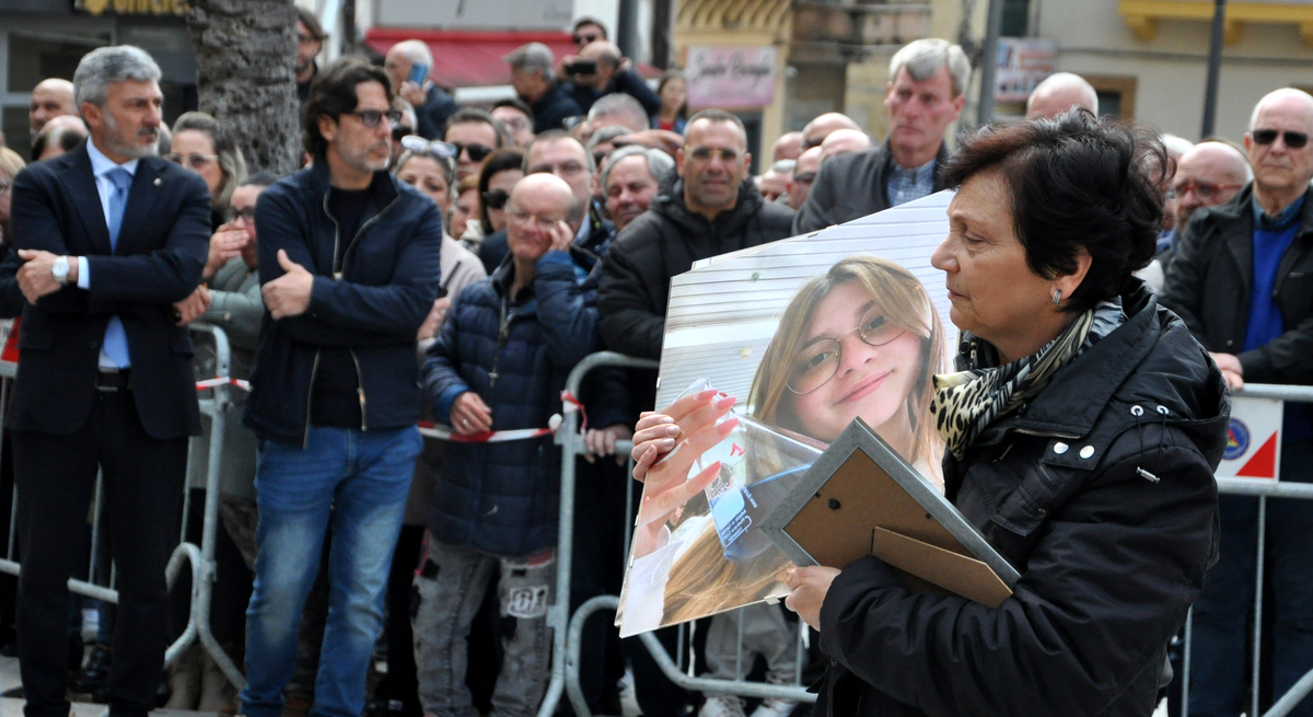 “L’amore non uccide”, il grido dell’arcivescovo di Palermo ai funerali di Sara Campanella. L’ultimo saluto a Misilmeri 