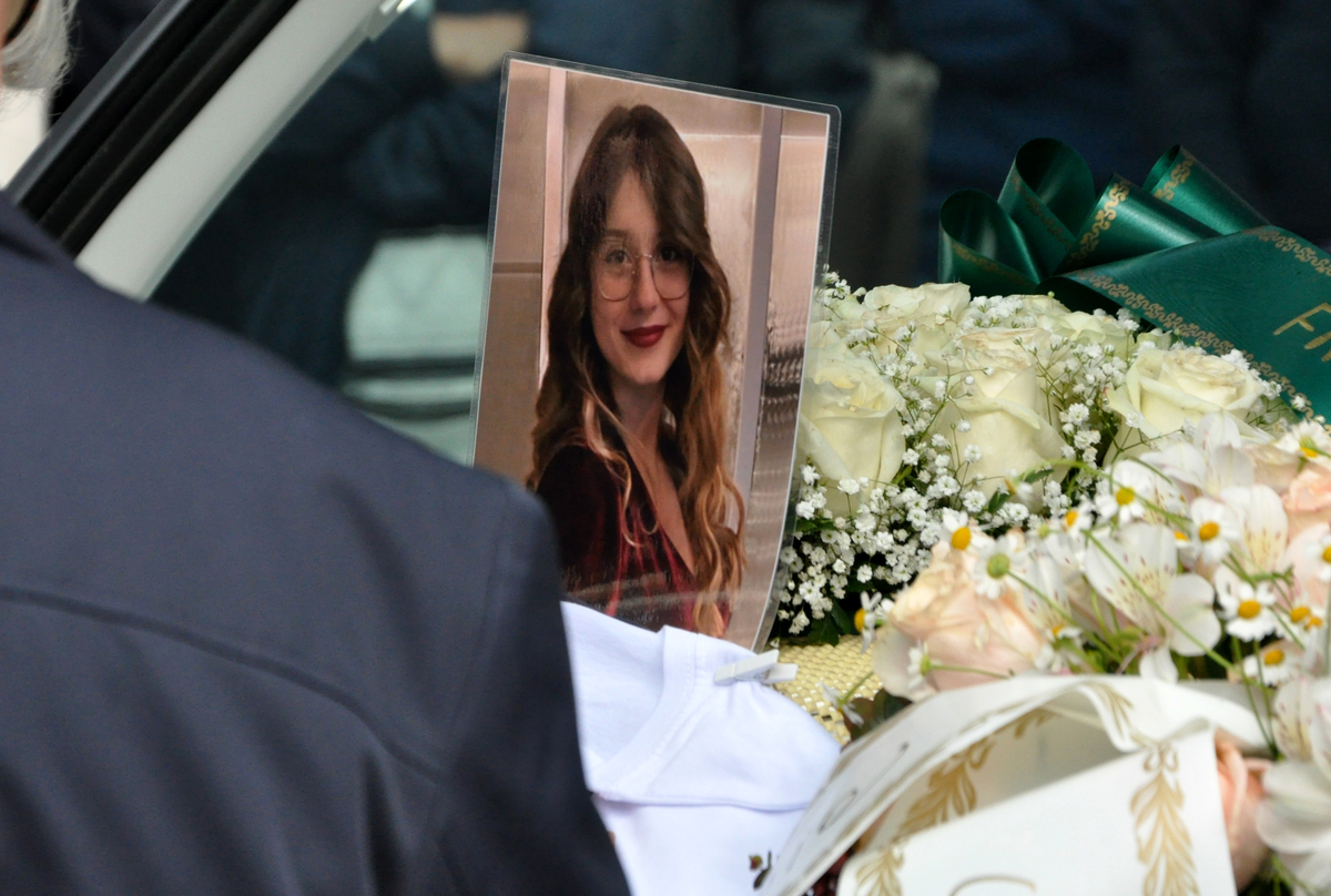 “L’amore non uccide”, il grido dell’arcivescovo di Palermo ai funerali di Sara Campanella. L’ultimo saluto a Misilmeri 