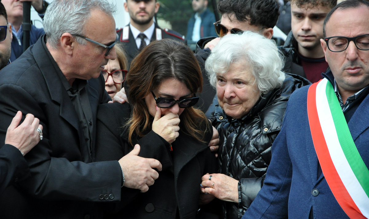 “L’amore non uccide”, il grido dell’arcivescovo di Palermo ai funerali di Sara Campanella. L’ultimo saluto a Misilmeri 