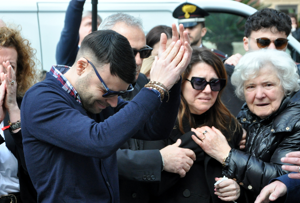“L’amore non uccide”, il grido dell’arcivescovo di Palermo ai funerali di Sara Campanella. L’ultimo saluto a Misilmeri 