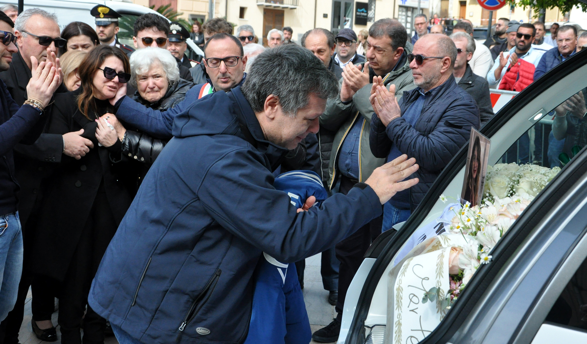 “L’amore non uccide”, il grido dell’arcivescovo di Palermo ai funerali di Sara Campanella. L’ultimo saluto a Misilmeri 