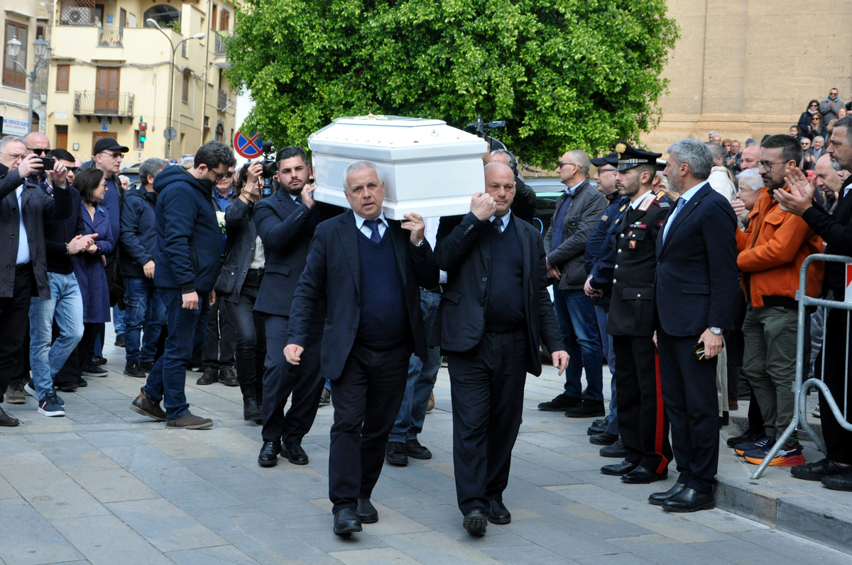 “L’amore non uccide”, il grido dell’arcivescovo di Palermo ai funerali di Sara Campanella. L’ultimo saluto a Misilmeri 