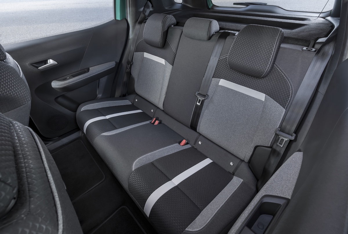 Nuovo Opel Frontera 2025: il SUV ibrido accessibile, comodo in città e brillante in autostrada Nuovo Opel Frontera 2025: il SUV ibrido accessibile, comodo in città e brillante in autostrada