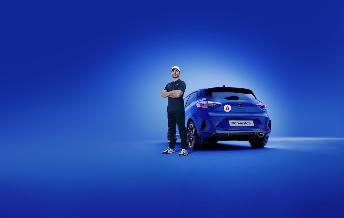 Renault educa i giovani ai pericoli della velocità con un pilota di F1 e un dispositivo anti-eccesso Renault educa i giovani ai pericoli della velocità con un pilota di F1 e un dispositivo anti-eccesso