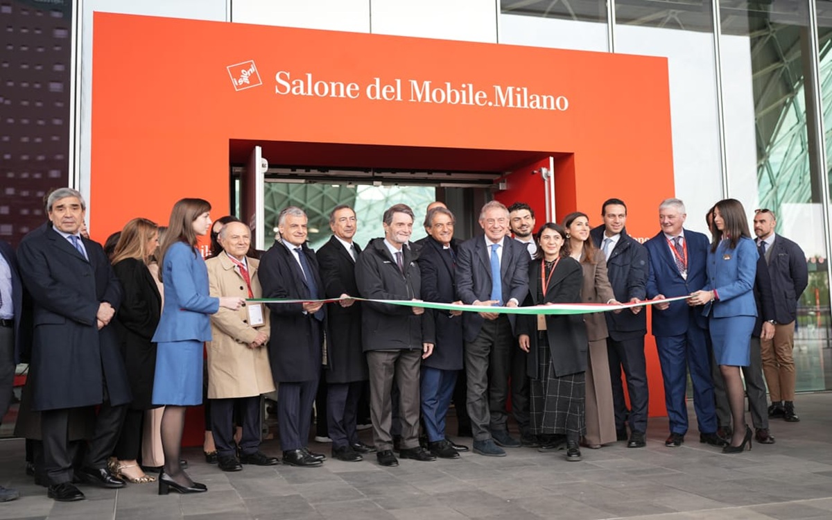 Salone del Mobile, il taglio del nastro in Fiera Milano: “Una grande onda che guarda avanti”