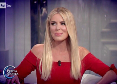 Loredana Lecciso aggredita su un autobus a Milano: “Ha cercato di strapparmi la catenina”