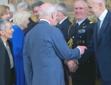 Re Carlo e Camilla al Quirinale, lei si distrae al momento della foto e il Sovrano perde la pazienza- VIDEO
