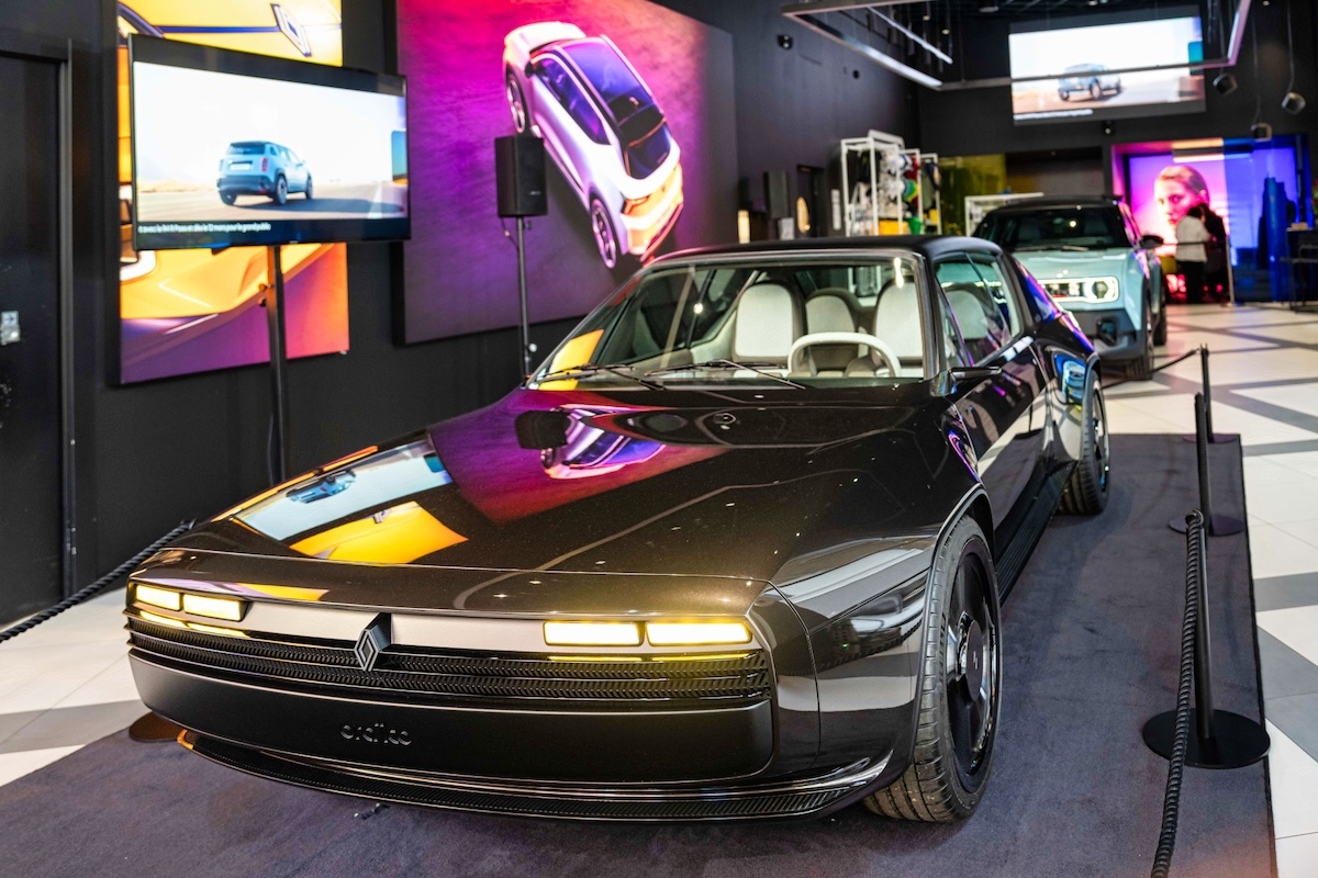 Renault incanta la Milano Design Week con l’audace restomod R17 elettrico Renault incanta la Milano Design Week con l’audace restomod R17 elettrico