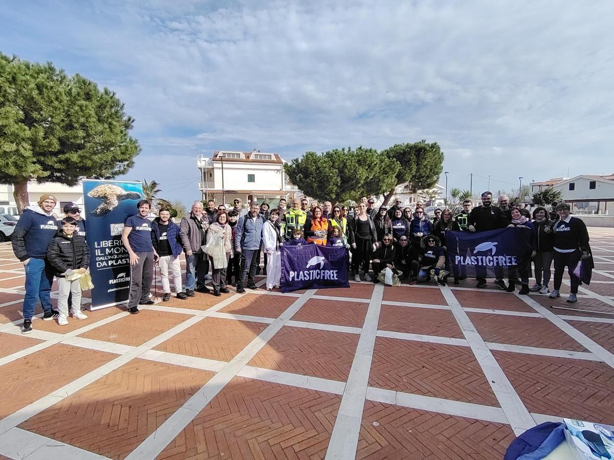 Volontari Plastic Free, Lago di Varano: via 1 tonnellata di rifiuti