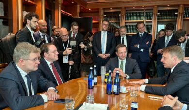 Dazi, FdI: “Nessuna timidezza, Meloni da Trump aiuterà il negoziato. Gli Usa vogliono un fronte anti-Cina”