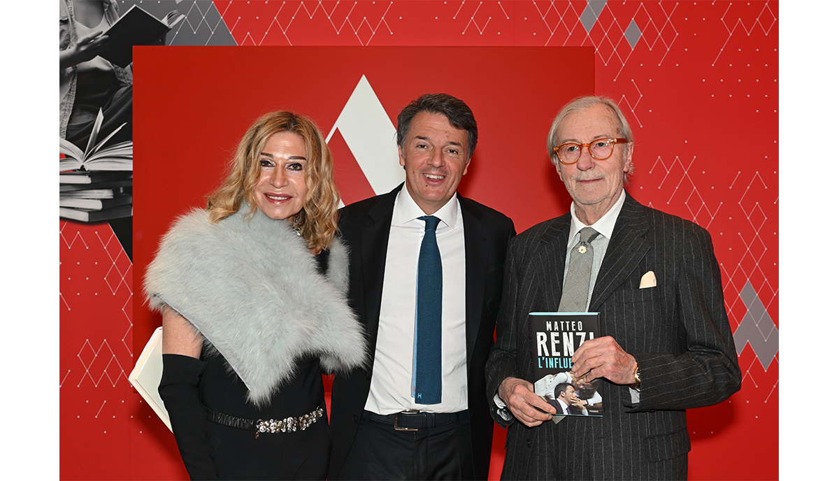 Renzi e Feltri protagonisti indiscussi alla Mondadori di Milano Renzi e Feltri protagonisti indiscussi alla Mondadori di Milano