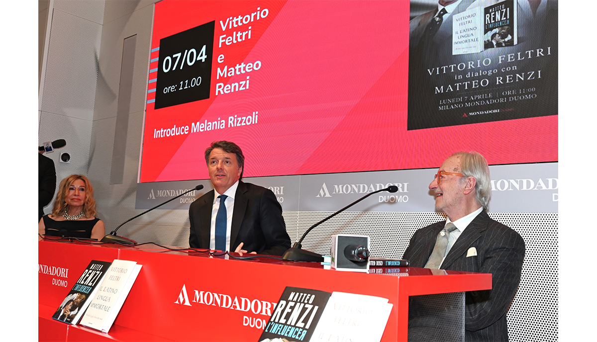 Renzi e Feltri protagonisti indiscussi alla Mondadori di Milano Renzi e Feltri protagonisti indiscussi alla Mondadori di Milano