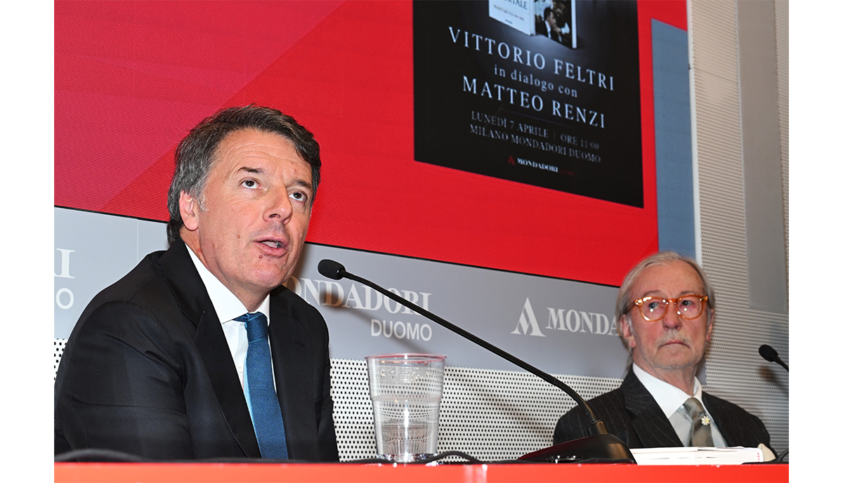 Renzi e Feltri protagonisti indiscussi alla Mondadori di Milano Renzi e Feltri protagonisti indiscussi alla Mondadori di Milano