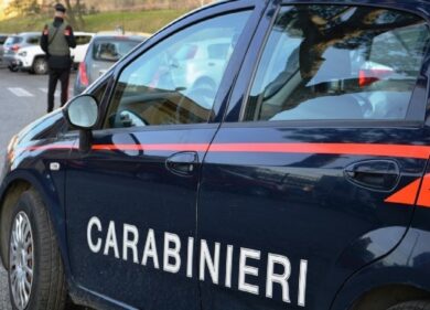 Assalto (fallito) con ruspa e auto in fiamme a un magazzino di San Giuliano Milanese