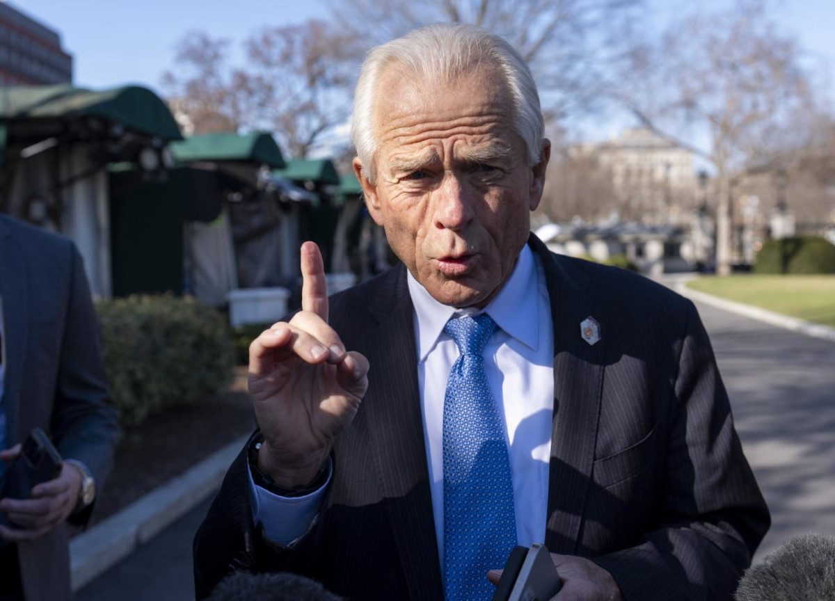 Chi è Peter Navarro, la mente dei dazi mondiali che ha ingannato Trump e che per Musk è un “cretino”