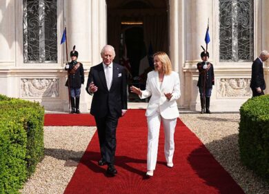 Re Carlo e Camilla a Roma, sul web si scatena la satira. Ma niente panico: ci pensa Tiktok a salvare la Royal Family