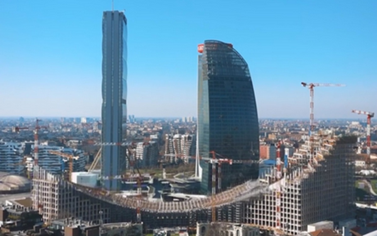 Milano, la posa della bandiera di CityWave: CityLife sarà completa entro il 2026 Milano, la posa della bandiera di CityWave: CityLife sarà completa entro il 2026