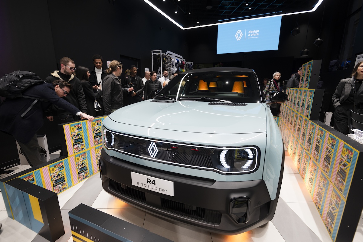 Renault 4 E-Tech Electric conquista la Milano Design Week 2025 con arte, memoria e visione pop