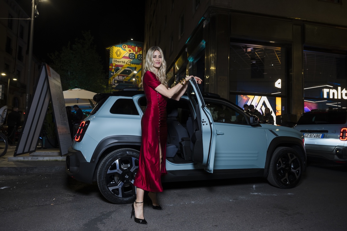 Renault 4 E-Tech Electric conquista la Milano Design Week 2025 con arte, memoria e visione pop