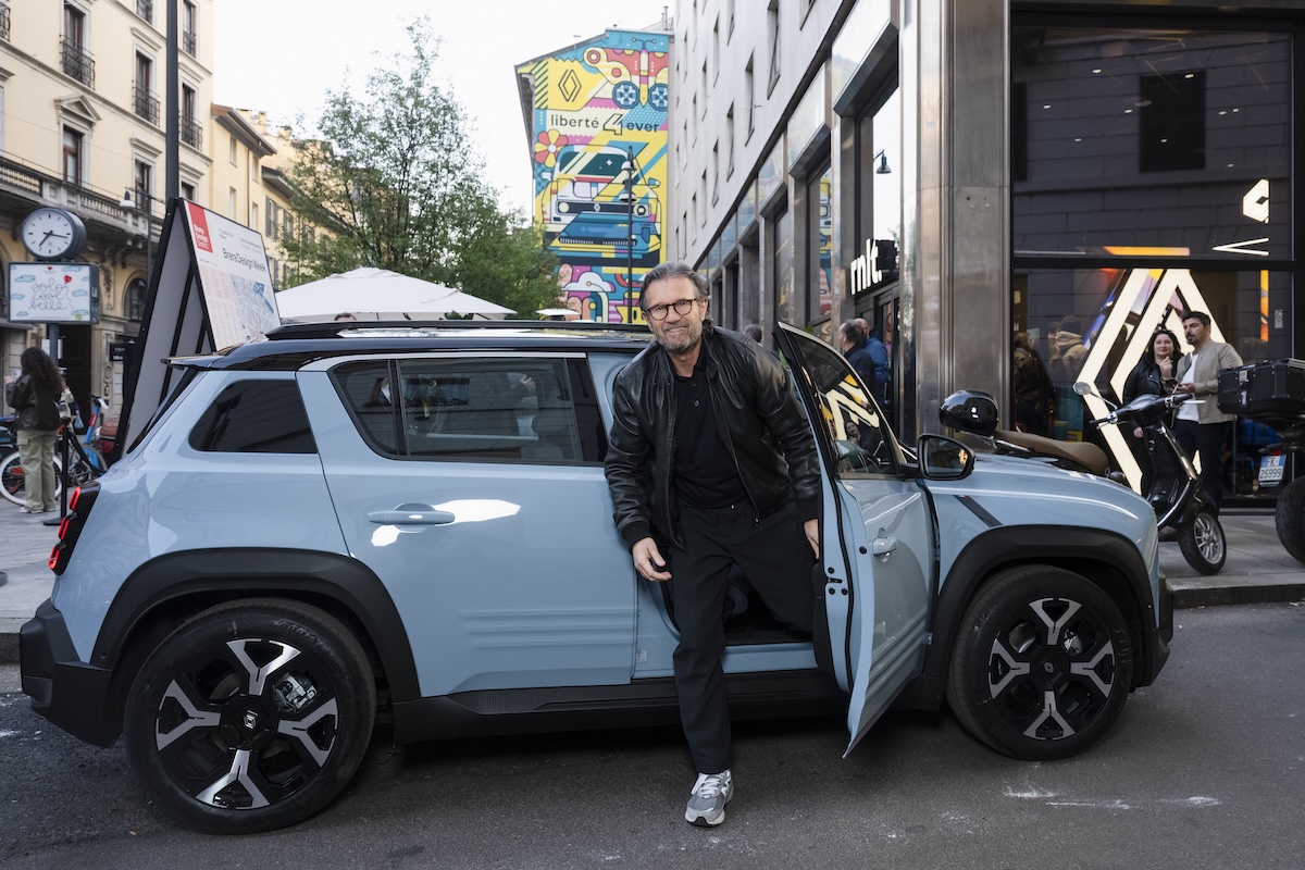 Renault 4 E-Tech Electric conquista la Milano Design Week 2025 con arte, memoria e visione pop
