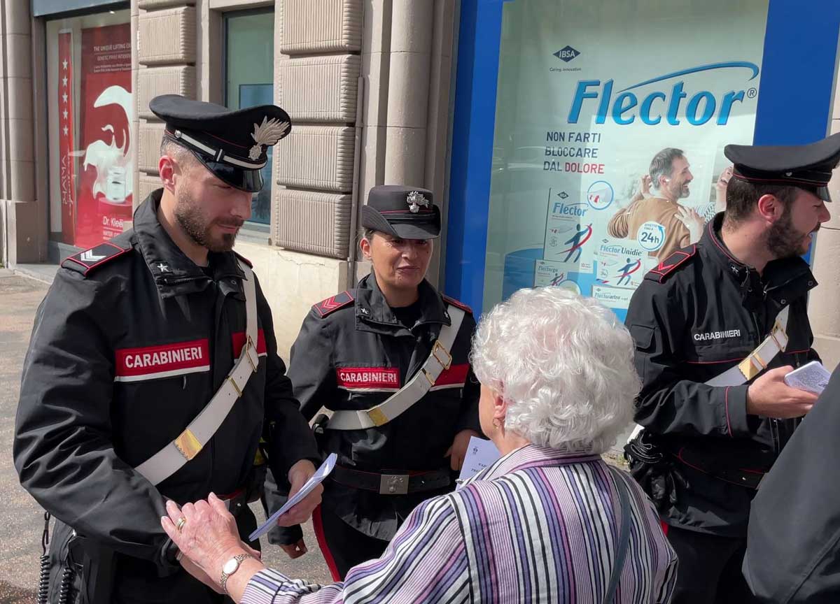 Maxi blitz della Polizia all’alba, in manette 77 persone per “truffe agli anziani” Maxi blitz della Polizia all’alba, in manette 77 persone per “truffe agli anziani”