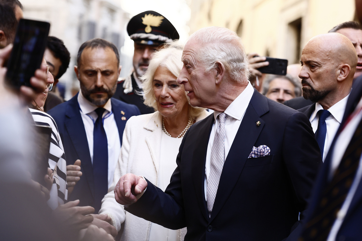 Re Carlo e Camilla in Italia, ultimo giorno: l’omaggio alla tomba di Dante a Ravenna, poi la visita a San Vitale e Galla Placidia