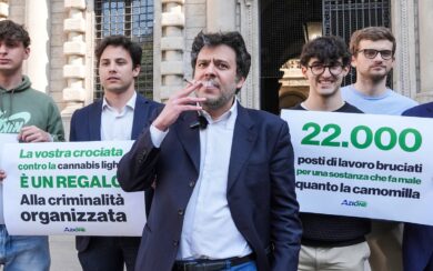 Milano, Nahum (Azione) si fuma uno spinello a Palazzo Marino: “Dedicato a quel burlone di Salvini”