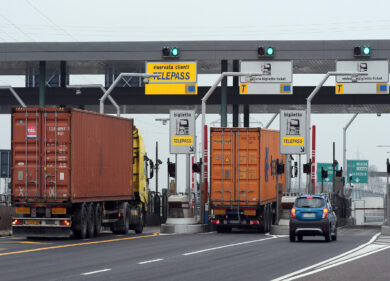 Bologna, furgone investe e uccide un operaio in tangenziale. Anche due feriti nel cantiere