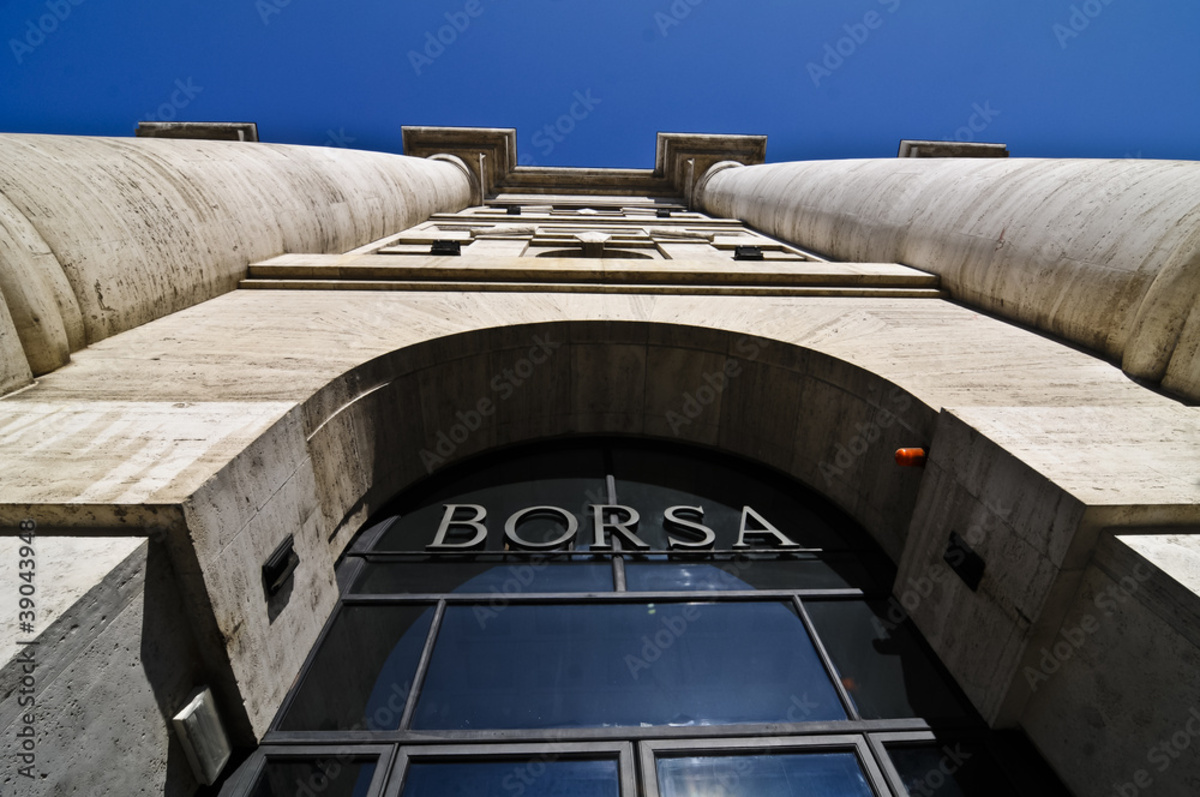 Piazza Affari brinda a champagne per i dazi tolti. Ma il record del 7 marzo 2000 è lontano