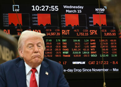 Borsa, Trump incoraggia a investire e la sua società guadagna miliardi. Qualcosa non torna