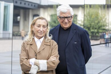 Prada compra Versace: l’accordo, il rosso in bilancio della Medusa e l’addio di Donatella. I retroscena dell’affare