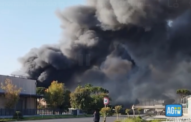Napoli, disastro nella Terra dei fuochi: maxi incendio in un’azienda di prodotti chimici a Caivano- Video