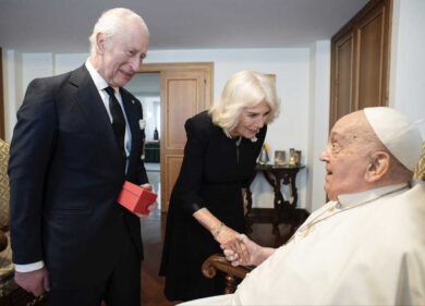 Papa Francesco, nuova sorpresa: entra in San Pietro, visita la Cattedra e ringrazia una restauratrice