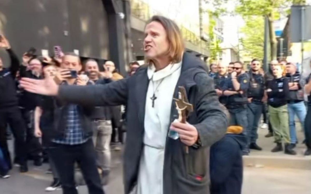 Un esorcista ha cercato di scacciare Satana all’ingresso di un concerto metal a Milano Un esorcista ha cercato di scacciare Satana all’ingresso di un concerto metal a Milano