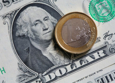 “Borsa, crollano i listini e affonda il dollaro: gli Usa svalutano per scelta. Ecco perché”