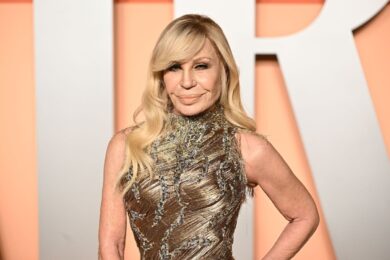 Versace entra in casa Prada: da Donatella a Miuccia, il passaggio di testimone tra due donne così (diversamente) simili