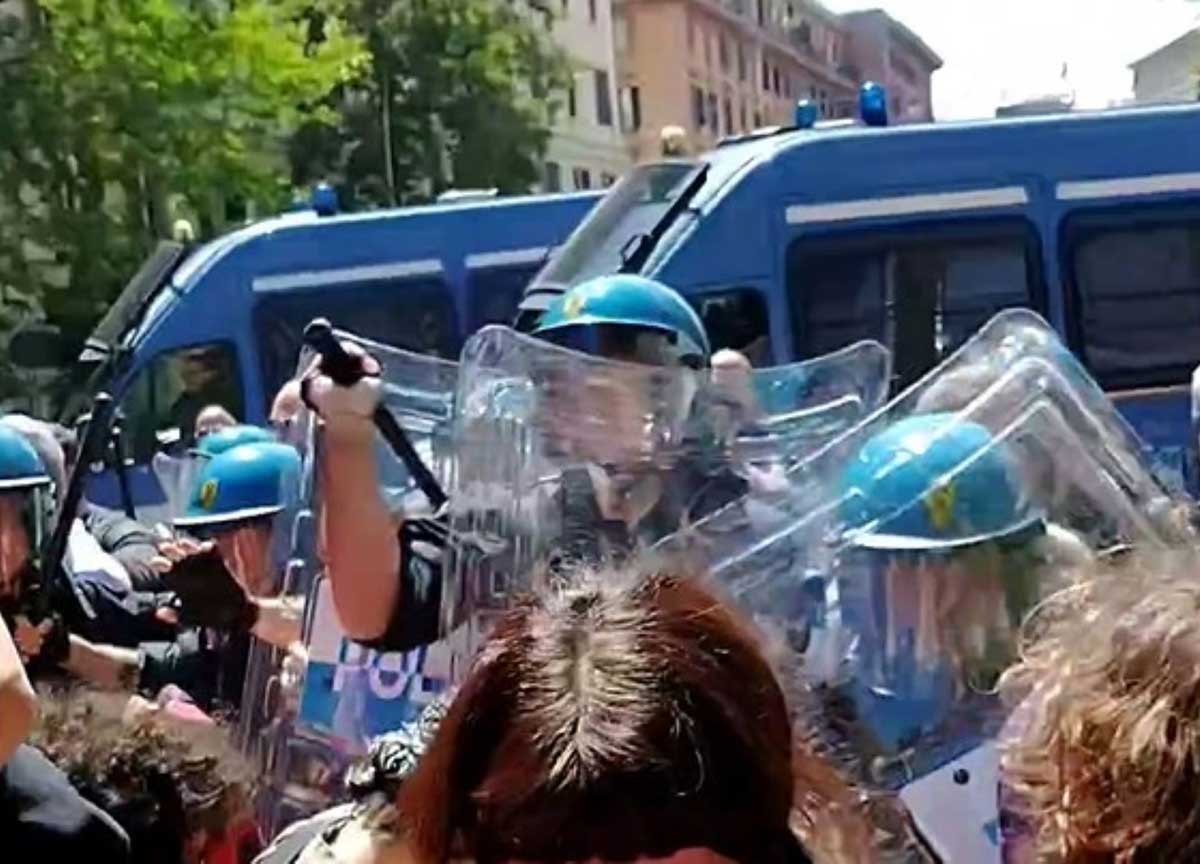 Decreto sicurezza, arriva la firma di Mattarella. Dal carcere per le donne incinte alla sim per i migranti: novità Decreto sicurezza, arriva la firma di Mattarella. Dal carcere per le donne incinte alla sim per i migranti: novità