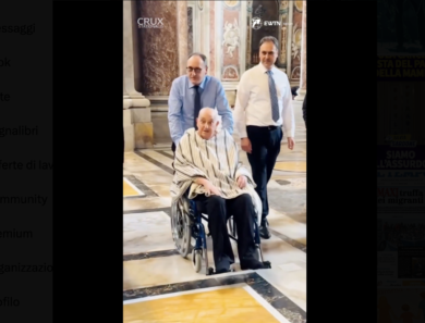 Papa Francesco riappare in San Pietro sulla carrozzina | video