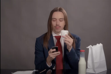 Tommy Cash: “Espresso Macchiato? Mi sono ispirato a Pavarotti. Lucio Corsi è cool. L’Eurovision…” – VIDEO