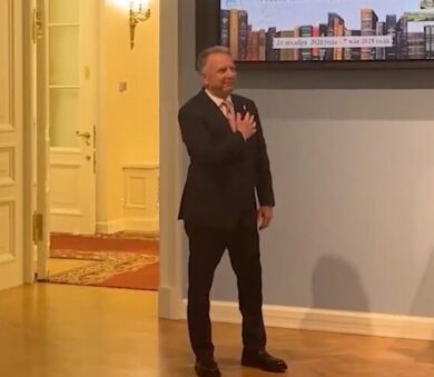 Witkoff si mette una mano sul cuore davanti a Putin: il gesto dell’inviato di Trump fa discutere | VIDEO