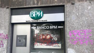 Corteo pro Palestina a Milano: scontri polizia-manifestanti. La scritta choc contro Meloni sulla vetrina di una banca