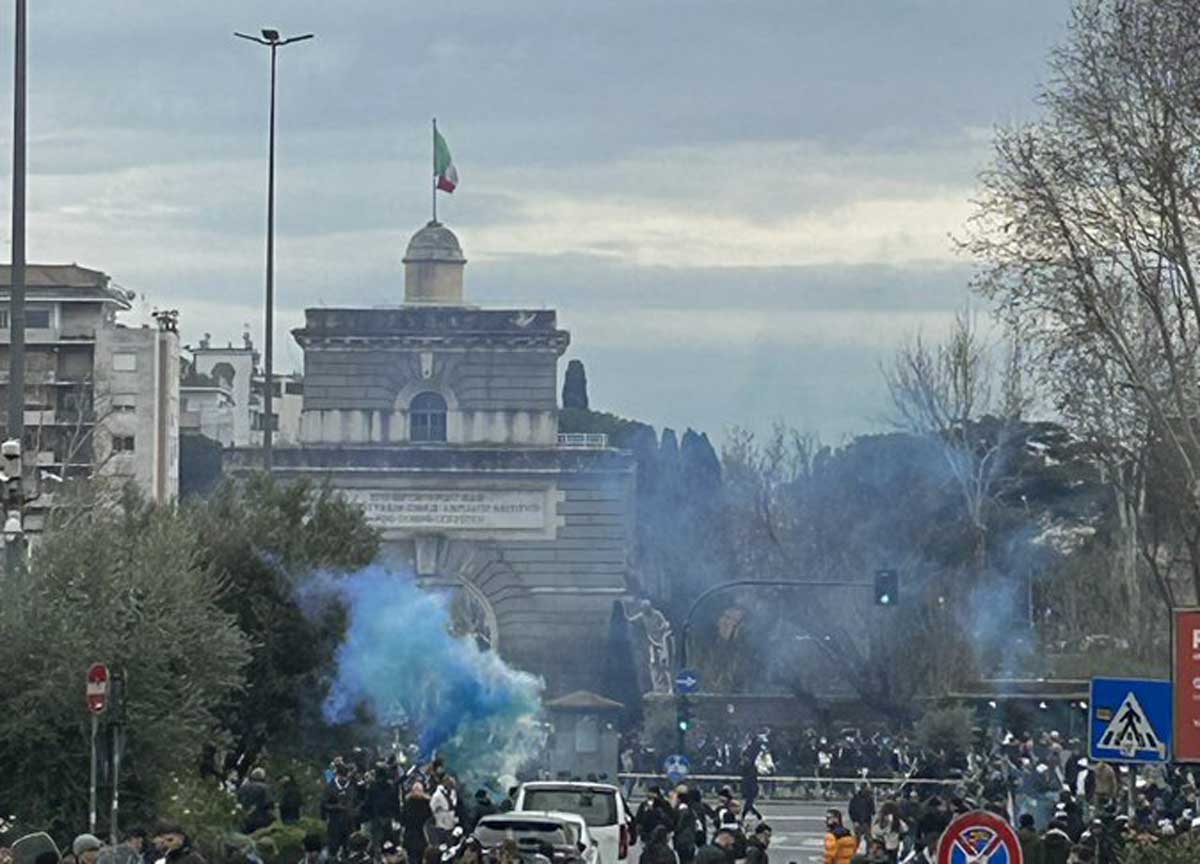 Lazio-Roma, prima del derby la follia: scontro tra le tifoserie, 13 agenti di Polizia feriti. Guerriglia a ponte Milvio Lazio-Roma, prima del derby la follia: scontro tra le tifoserie, 13 agenti di Polizia feriti. Guerriglia a ponte Milvio