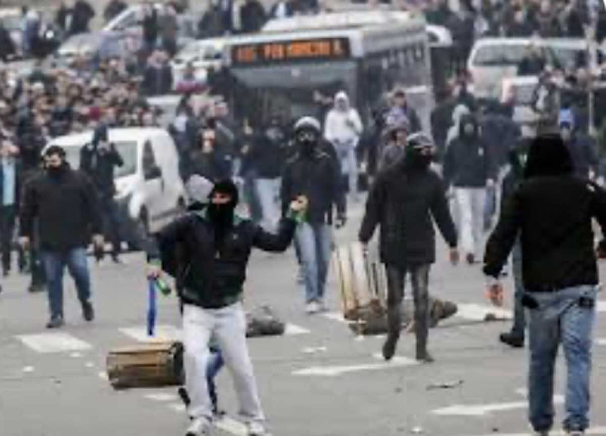 Lazio-Roma, prima del derby la follia: scontro tra le tifoserie, 13 agenti di Polizia feriti. Guerriglia a ponte Milvio Lazio-Roma, prima del derby la follia: scontro tra le tifoserie, 13 agenti di Polizia feriti. Guerriglia a ponte Milvio