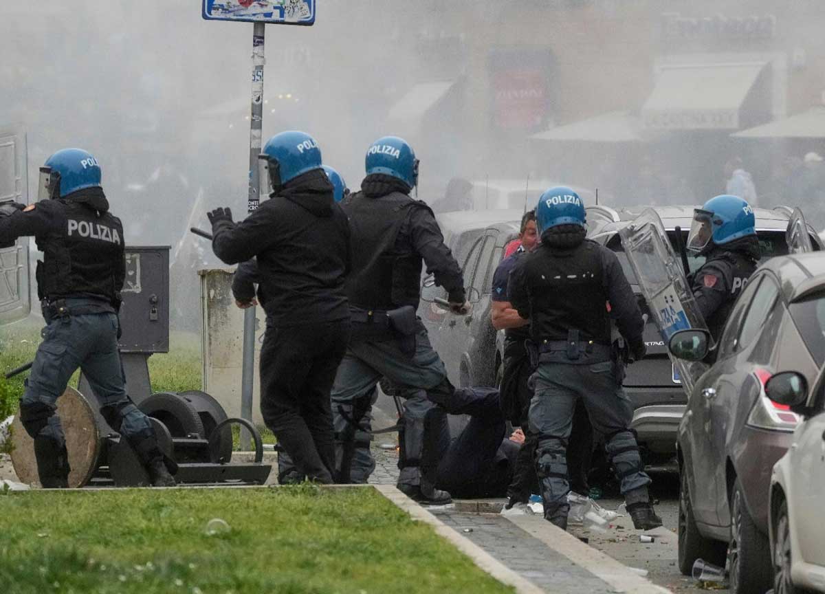 Lazio-Roma, prima del derby la follia: scontro tra le tifoserie, 13 agenti di Polizia feriti. Guerriglia a ponte Milvio Lazio-Roma, prima del derby la follia: scontro tra le tifoserie, 13 agenti di Polizia feriti. Guerriglia a ponte Milvio